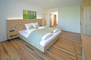 Sankt PeterGasthof Berger的一间卧室设有一张大床,铺有木地板