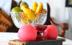 普拉兰Saria Self Catering的桌上放一碗水果和一杯红杯
