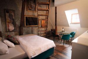 班斯卡 - 什佳夫尼察Madam s Boa的一间卧室配有一张床和一张桌子及椅子