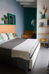 卡斯泰拉马莱Curù的一间卧室设有一张床和绿色的墙壁