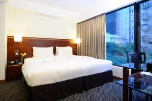 香港丽骏酒店的一间卧室设有一张大床和一个大窗户