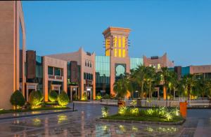 利雅德Al Mashreq Boutique Hotel的一座城市中带有钟楼建筑