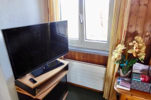 AndelfingenGuntli’s family Guesthouse的平面电视坐在一个房间里