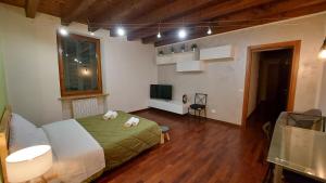 维罗纳Marconi Rooms – Porta Leoni的一间卧室配有一张床和一台电视