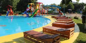 克卢日-纳波卡Central luxury apartment in Platinia Residence的一个带水滑梯和游乐场的水上公园