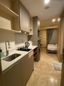 雅加达Studio Apartment - Gold Coast PIK, Jakarta Utara的厨房配有水槽和台面