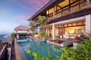 乌鲁瓦图Hidden Hills Villas - Small Luxury Hotels of The World的享有带游泳池的别墅外景