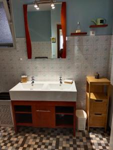 马雷讷Forestier的一间带水槽和镜子的浴室