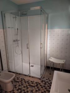 马雷讷Forestier的带淋浴的浴室(带卫生间和水槽)