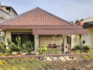 茂物GIO Guesthouse Bogor的前面有围栏的房子