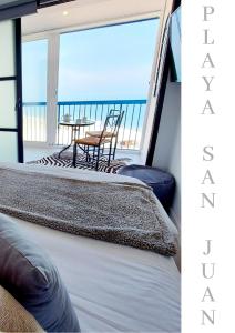 坎佩略Exclusif Appartement en 1er Ligne, Vue Imprenable, Piscine, Parking Privé à Playa Mucha Vista, Alicante的客房设有带桌椅的阳台。