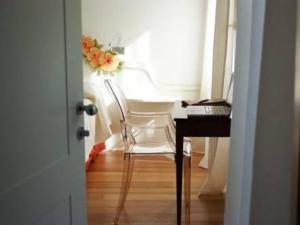 科内利亚诺Locanda Mezzosale的客房设有一张桌子、一把椅子和一张带花卉的桌子。