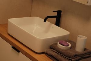库特纳霍拉Crystal Studio的白色水槽,位于带毛巾的柜台上