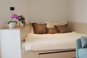 库特纳霍拉Crystal Studio的一张带棕色枕头和蓝色椅子的床