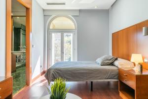阿兰约兹Residencia Universitaria Micampus的一间卧室设有一张床和一个窗口