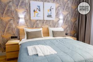 阿特劳Avangard Aparts - Sun Town的一间卧室配有一张带蓝色棉被的床
