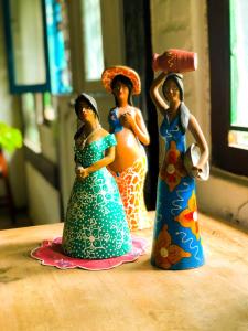 布希奥斯Peixe Crew Manguinhos的三个穿着衣服的女人的雕像