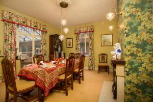 诺里奇Chestnut Grove Bed And Breakfast的一间带桌椅的用餐室