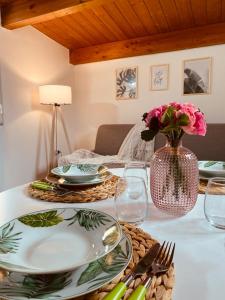伊格莱西亚斯Bobo Home 2的一张桌子,上面有盘子和花瓶
