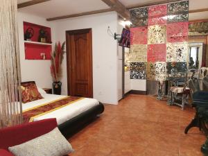 希洪Apartamento turístico Somió的一间铺着瓷砖的房间,卧室配有一张床铺