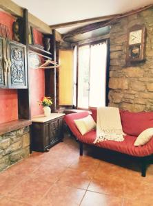 希洪Apartamento turístico Somió的客厅设有红色的沙发和窗户。