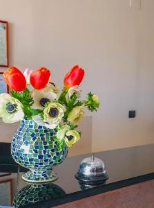 焦维纳佐Hotel mediterraneo的花瓶,放在桌子上