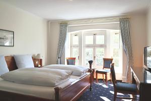 汉恩明登阿尔特帕克霍夫酒店的一间卧室设有一张大床和一个窗户。
