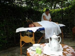 罗卡圣焦万尼Agriturismo Villa Vetiche的躺在床上的妇女,妇女站在后面