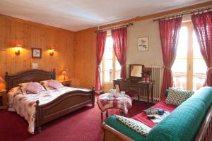 维拉尔-德朗克里斯蒂安妮亚酒店的一间卧室配有一张床和一张沙发