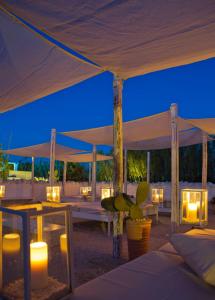 萨维勒特里西米诺酒店的帐篷,带蜡烛和植物桌子
