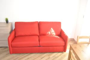 阿格里真托LE DIMORE DI DAMAROPE'的客厅里一张红色的沙发