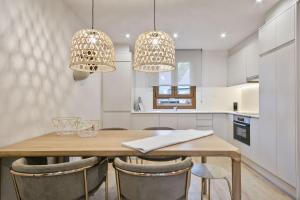 GessaLuderna - Apartamento Dera Airola的厨房配有木桌和椅子