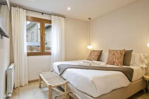 GessaLuderna - Apartamento Dera Airola的一间卧室设有一张大床和一个窗户。