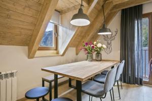 GessaLuderna - Dúplex Sabiera的一间带木桌和椅子的用餐室