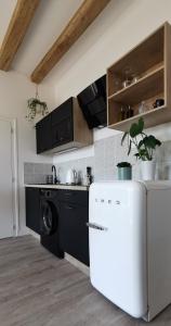 南特EDGAR - Hyper Centre的厨房配有洗衣机和白色冰箱