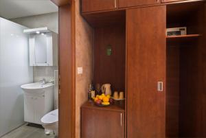布德瓦Apartmani Salus的一间带卫生间和一碗水果的浴室