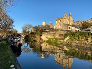 巴斯Grosvenor Apartments in Bath - Great for Families, Groups, Couples, 80 sq m, Parking的一群停泊在河上,有城堡的船只