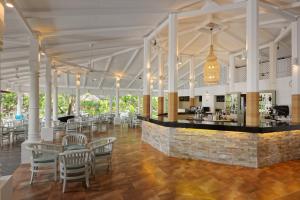 南马累环礁艾布度乡村度假村的餐厅设有酒吧和桌椅