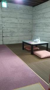 松本はんこＩＮＮ お城のアパート Hanko INN Private aparments nearby castle的墙上的桌子