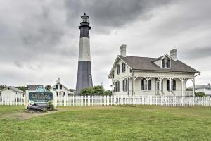 泰比岛Ideally Located Luxe Beach House on Tybee Island的房屋前白色围栏后面的灯塔