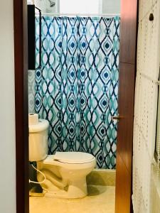 波哥大Casa Prada Bed & Breakfast的一间带卫生间和淋浴帘的浴室
