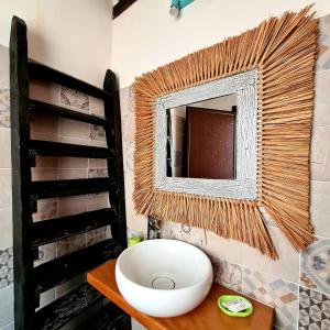 马尔萨拉Controvento B&B的浴室设有卫生间和墙上的镜子。