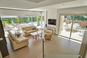 帕莱索海滩Villa Flamencos Rosas, Costa Adeje的带沙发和电视的客厅以及天井。
