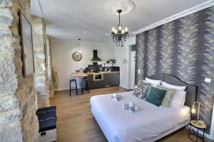 瓦讷Appartement centre-ville CHIC的一间卧室设有一张床和一间客厅。