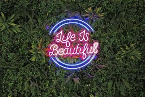 阿尔库迪亚港Bonavida Apartments的 ⁇ 虹灯的标志,表示生命是美丽的