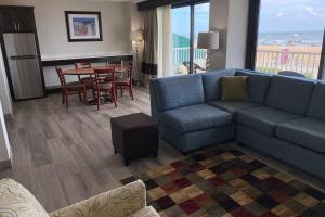Coastal Hotel & Suites Virginia Beach - Oceanfront的休息区