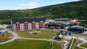塔恩达勒Ski Lodge Tänndalen的享有度假村的空中景致,设有一座大型建筑
