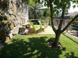 阿马兰特Casa do Ribeirinho的一个带桌椅和树的庭院