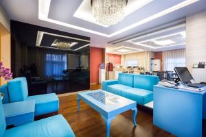 伊斯坦布尔康纳尔法提赫酒店的大堂设有蓝色的椅子和桌子