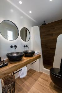 布拉卡Rodillo Apartments的浴室设有2个水槽和2个镜子